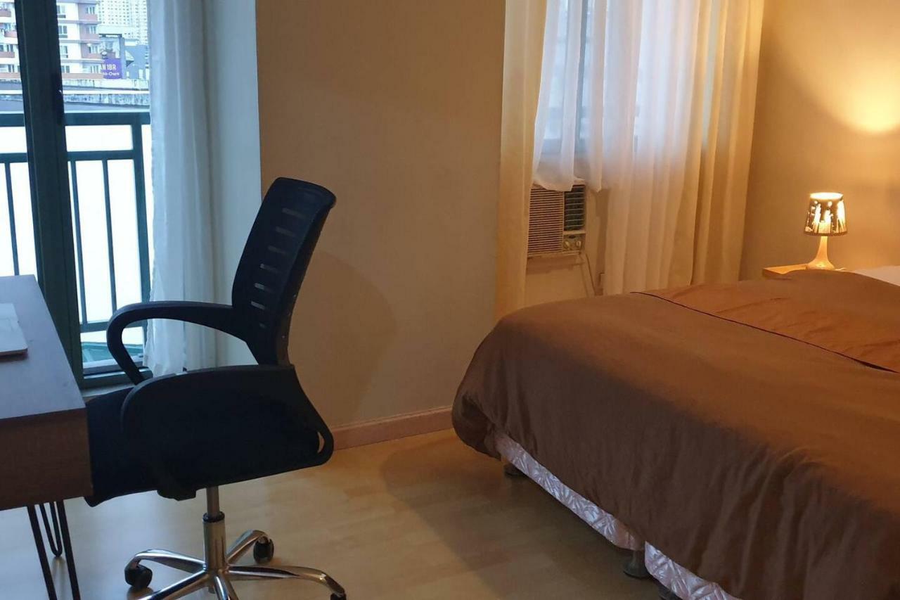 Mandaluyong 2 Bedroom W 2 Queen, 50hdtv Across Shangrila Mall Apartment Manila
