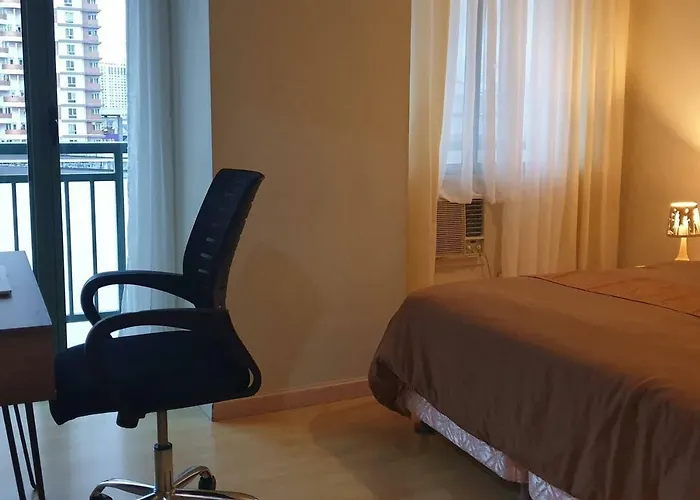 Mandaluyong 2 Bedroom W 2 Queen, 50Hdtv Across Shangrila Mall