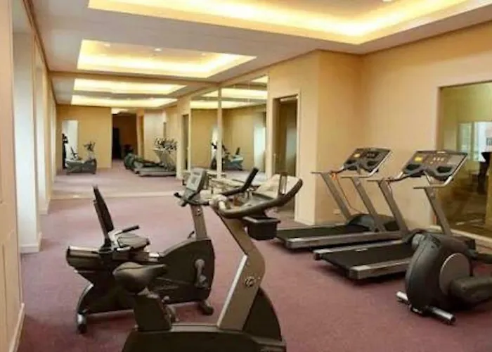 Mandaluyong 2 Bedroom W 2 Queen, 50Hdtv Across Shangrila Mall