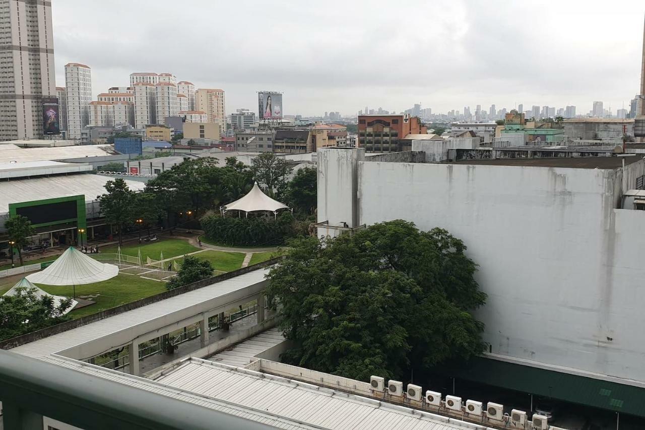 Mandaluyong 2 Bedroom W 2 Queen, 50hdtv Across Shangrila Mall Apartment Manila