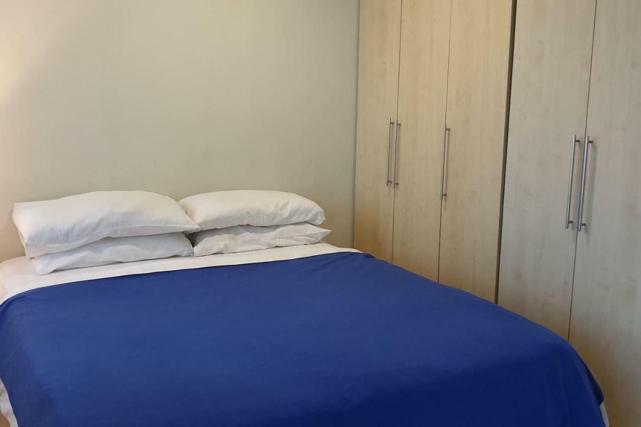 Mandaluyong 2 Bedroom W 2 Queen, 50hdtv Across Shangrila Mall *