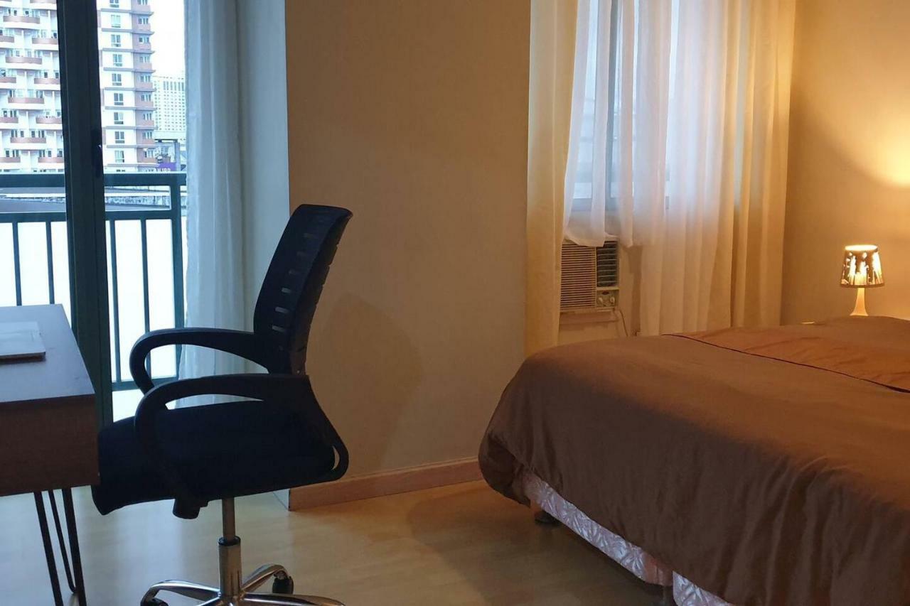Mandaluyong 2 Bedroom W 2 Queen, 50hdtv Across Shangrila Mall Apartment