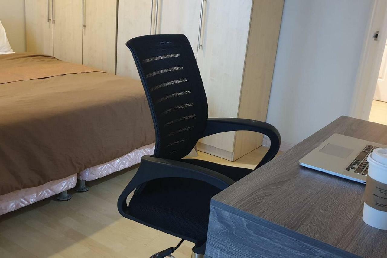 Mandaluyong 2 Bedroom W 2 Queen, 50hdtv Across Shangrila Mall Apartment *