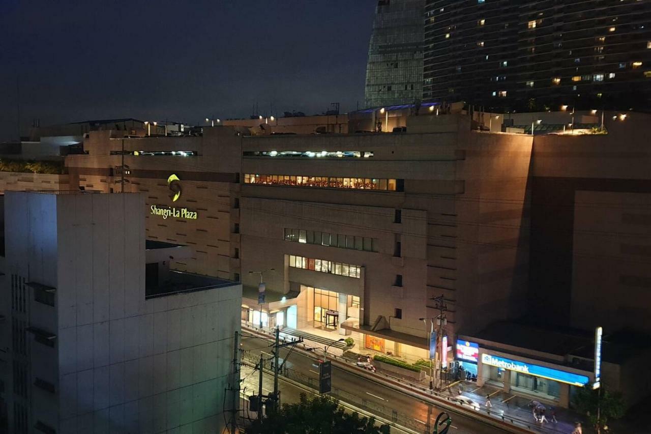 Mandaluyong 2 Bedroom W 2 Queen, 50hdtv Across Shangrila Mall Apartment *