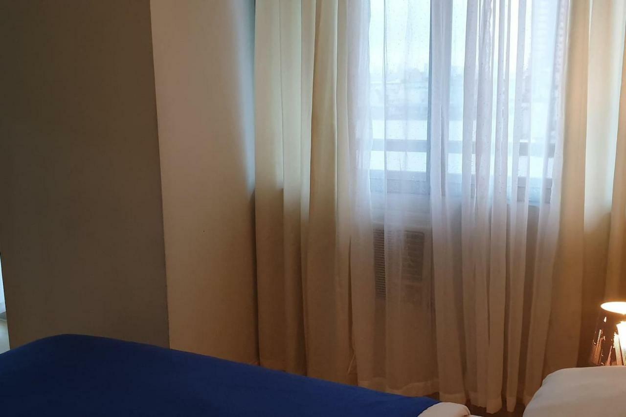 Mandaluyong 2 Bedroom W 2 Queen, 50hdtv Across Shangrila Mall Manila