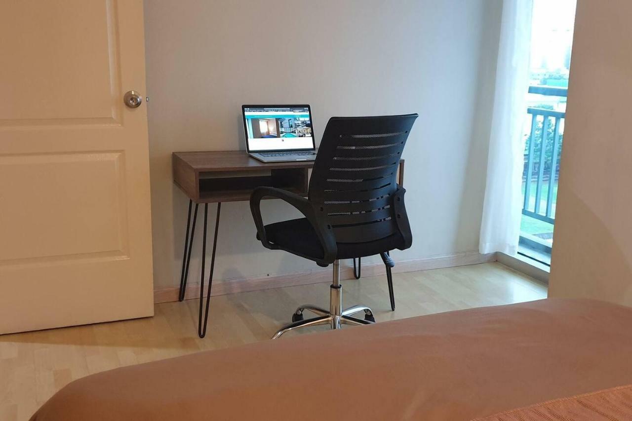Mandaluyong 2 Bedroom W 2 Queen, 50hdtv Across Shangrila Mall Apartment