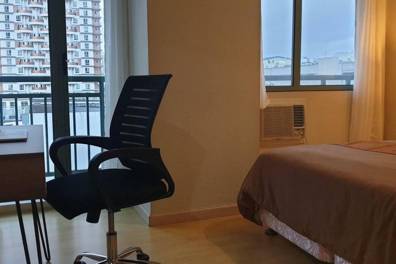 Mandaluyong 2 Bedroom W 2 Queen, 50hdtv Across Shangrila Mall Apartment