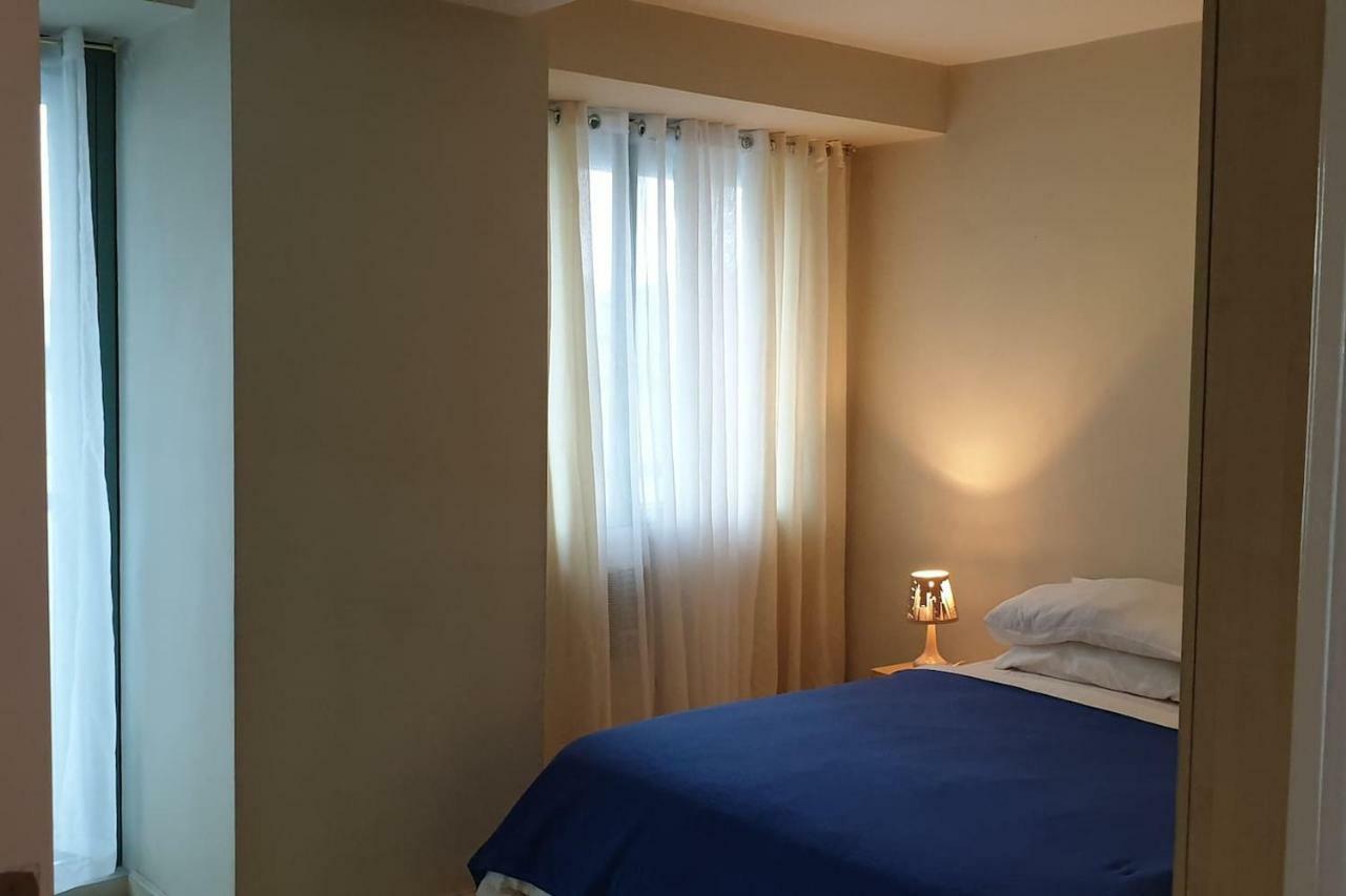 Mandaluyong 2 Bedroom W 2 Queen, 50hdtv Across Shangrila Mall Apartment *